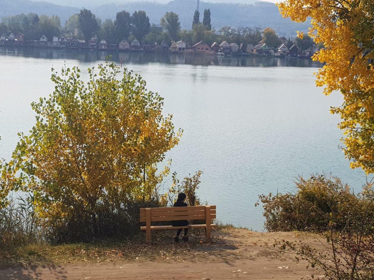 شقة House At Lake إسترغوم المظهر الخارجي الصورة