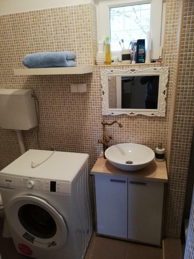 شقة House At Lake إسترغوم المظهر الخارجي الصورة